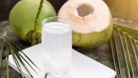 Biến tấu nước dừa mỗi sáng để cấp nước và khỏe từ bên trong