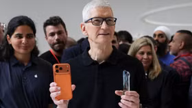 Tim Cook khẳng định giá iPhone tăng không liên quan đến thuế