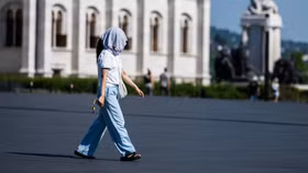 Muốn mặc mát trong ngày hè, đừng chỉ nhìn vào màu áo