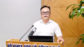 Ông Thái Hữu Lý, Trưởng phòng Phát triển Dịch vụ, Trung tâm Internet Việt Nam cung cấp thông tin tổng quan về việc lần đầu tiên tổ chức đấu giá tên miền quốc gia ".vn"