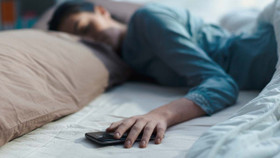 Ngủ không ngon vì điện thoại gần giường