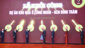Phó Thủ tướng Nguyễn Hòa Bình cùng lãnh đạo các bộ, ngành, tỉnh Bắc Ninh nhấn nút khởi công dự án khu nhà ở công nhân khu công nghiệp Đình Trám