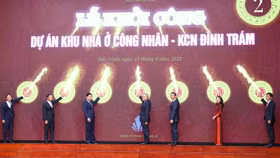 Phó Thủ tướng Nguyễn Hòa Bình cùng lãnh đạo các bộ, ngành, tỉnh Bắc Ninh nhấn nút khởi công dự án khu nhà ở công nhân khu công nghiệp Đình Trám