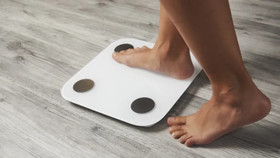 Vì sao cân nặng lên xuống thất thường mỗi ngày?