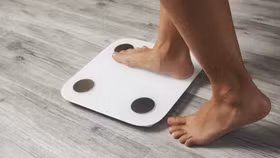 Vì sao cân nặng lên xuống thất thường mỗi ngày?