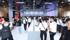 Không gian khu vực nhận iPhone 17 tại TopZone sáng 19/9