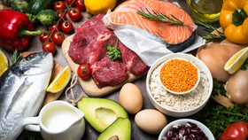 Việc đảm bảo cung cấp đầy đủ chất dinh dưỡng then chốt là điều đặc biệt quan trọng khi bắt đầu bước vào tuổi trung niên (Ảnh minh họa)