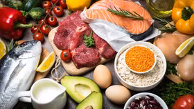 Việc đảm bảo cung cấp đầy đủ chất dinh dưỡng then chốt là điều đặc biệt quan trọng khi bắt đầu bước vào tuổi trung niên (Ảnh minh họa)