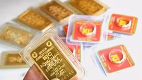 Vàng SJC neo cao, giá thế giới quay đầu giảm sau cú tăng sốc