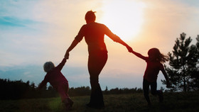 Mẹ đơn thân có tài sản hơn 10 tỷ đồng, sở hữu vàng, trái phiếu, nhà đất nhưng vẫn kiệt sức vì bất an