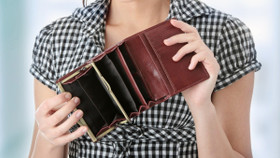 Thu nhập 15 triệu nhưng tháng nào cũng nhẵn túi, cô gái 26 tuổi giao hết tay hòm chìa khoá cho chồng