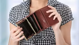 Thu nhập 15 triệu nhưng tháng nào cũng nhẵn túi, cô gái 26 tuổi giao hết tay hòm chìa khoá cho chồng