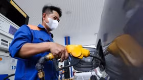 Giá xăng dầu tiếp tục giảm, dầu diesel giảm sâu gần 10.000 đồng/lít