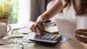 Cách một phụ nữ U40 "vén" chi tiêu gia đình, mua nhà đất, tậu xe hơi