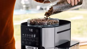 Máy pha cà phê thông minh trong không gian bếp hiện đại