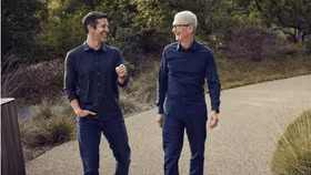 John Ternus (trái) và Tim Cook (phải)