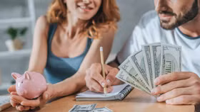 Thu nhập vợ vượt xa chồng, quản lý tiền thế nào “êm” trong hôn nhân?