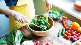 Ăn rau mỗi ngày vẫn táo bón, chuyên gia chỉ ra các sai lầm phổ biến