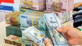 Tỷ giá USD hôm nay ngày 24/4: Ngân hàng đồng loạt tăng giá USD, chợ đen tiếp đà giảm