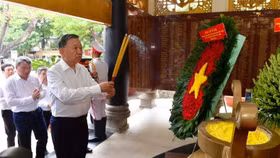 Tổng Bí thư, Chủ tịch nước Tô Lâm dâng hương các anh hùng liệt sĩ tại công viên Lê Thị Riêng