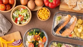 Trong các yếu tố ảnh hưởng đến sức khỏe thận, lối sống, đặc biệt là chế độ ăn uống đóng vai trò then chốt