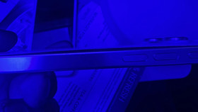 Tình trạng pin iPhone 16 Pro Max bị phồng khi đang trên máy bay (Nguồn: Reddit)