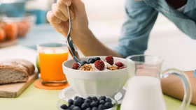 Việc đưa các thực phẩm ít calo vào chế độ ăn cân bằng là cách hiệu quả để kiểm soát cơn đói và hỗ trợ các mục tiêu về cân nặng hoặc sức khỏe