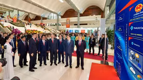 Tổng Bí thư Tô Lâm thăm khu vực trưng bày và nghe ông Phan Đức Trung chia sẻ về Mạng Dịch vụ Đa chuỗi Blockchain Việt Nam (VBSN)