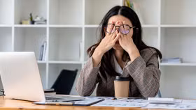 Môi trường văn phòng đang âm thầm khiến da xuống cấp?