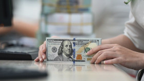 Giá USD hôm nay ngày 27/11: Trong nước bật tăng mạnh, thế giới neo ở mức thấp