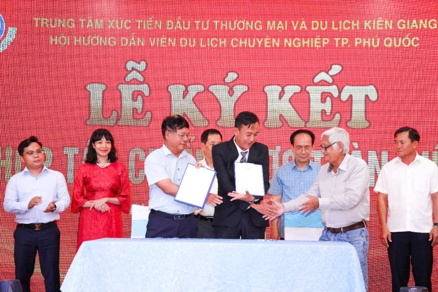 Lễ ký kết hợp tác giữa Hội Hướng dẫn viên du lịch chuyên nghiệp Phú Quốc với hiệp hội du lịch một số tỉnh 2.jpg