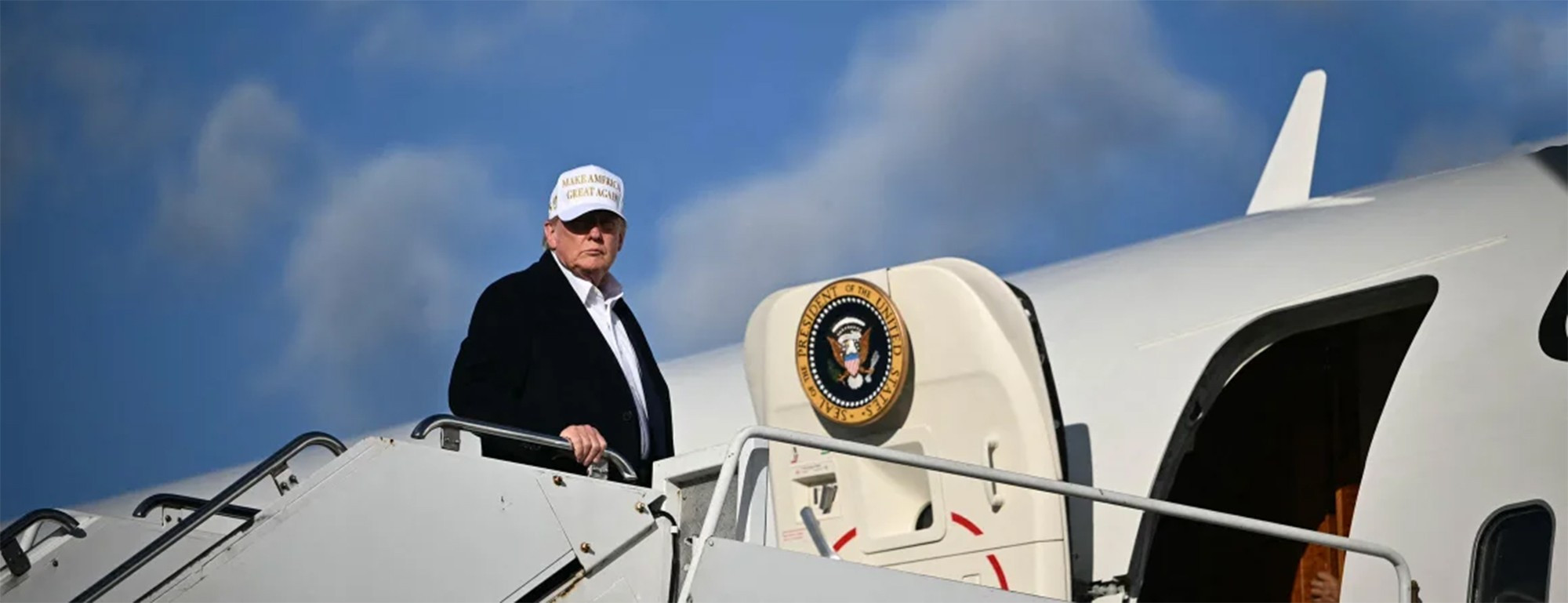 Tổng thống Donald Trump trên chuyên cơ Không lực Một khởi hành tại sân bay thành phố Morristown, New Jersey ngày 27/4/2025 kl1-2.jpg