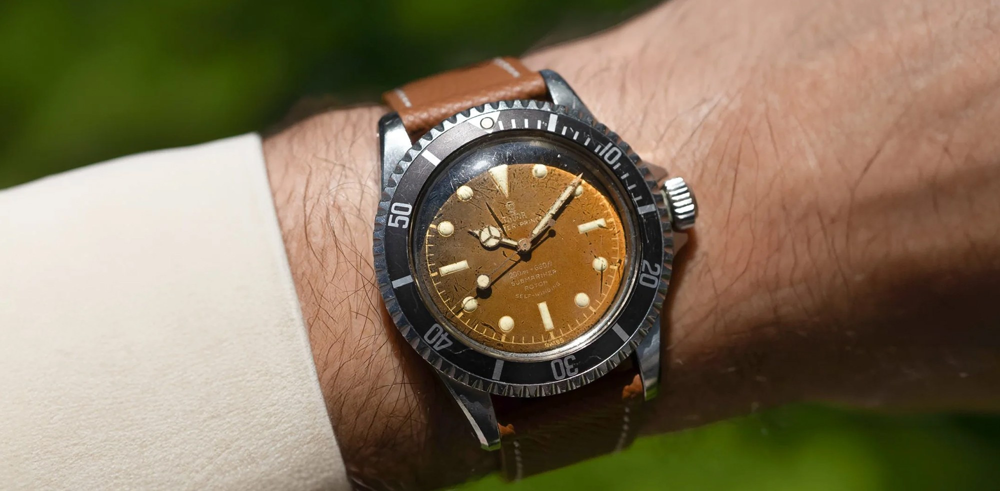 dong-ho-tudor-submariner.jpg