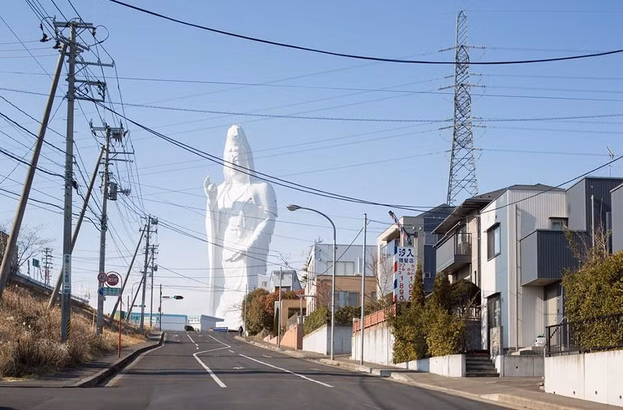 tuong-sendai-daikannon-100m-de-dang-nhin-thay-buc-tuong-tu-nhieu-noi-trong-thanh-pho.jpg.avif