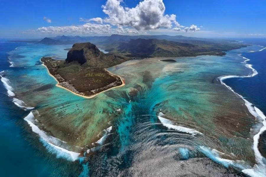 thác nước dưới biển.jpg