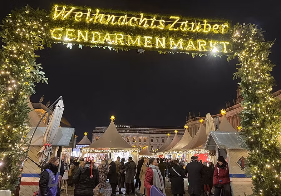 christkindlesmarkt-va-gendarmenmarkt.jpg