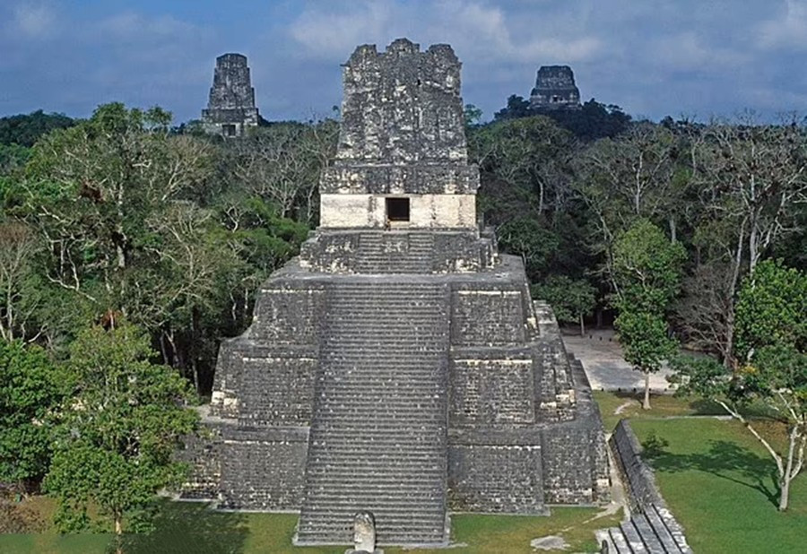 nhung-tan-tich-con-sot-lai-cua-nen-van-minh-co-dai-maya-tai-cong-vien-quoc-gia-tikal.jpg