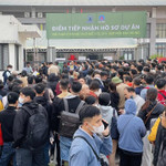 Người dân xếp hàng đông nghịt để nộp hồ sơ mua nhà ở xã hội