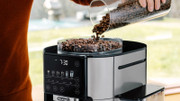 Máy pha cà phê thông minh trong không gian bếp hiện đại