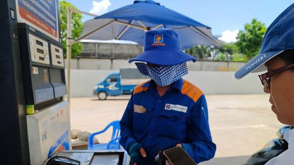 Giá xăng tăng sốc lên hơn 27.000 đồng/lít, dầu hỏa vọt lên 35.000 đồng/lít