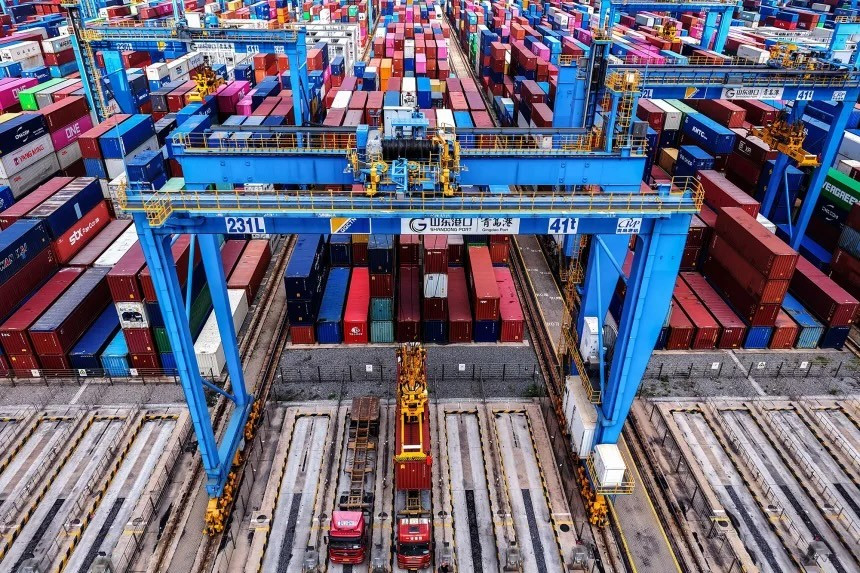 Mặc dù Mỹ đã áp thuế cao hơn đối với hàng hóa Trung Quốc, nhưng xuất khẩu của quốc gia tỷ dân nhìn chung vẫn duy trì được sức bền đáng kể gettyimages-2232959585.jpg