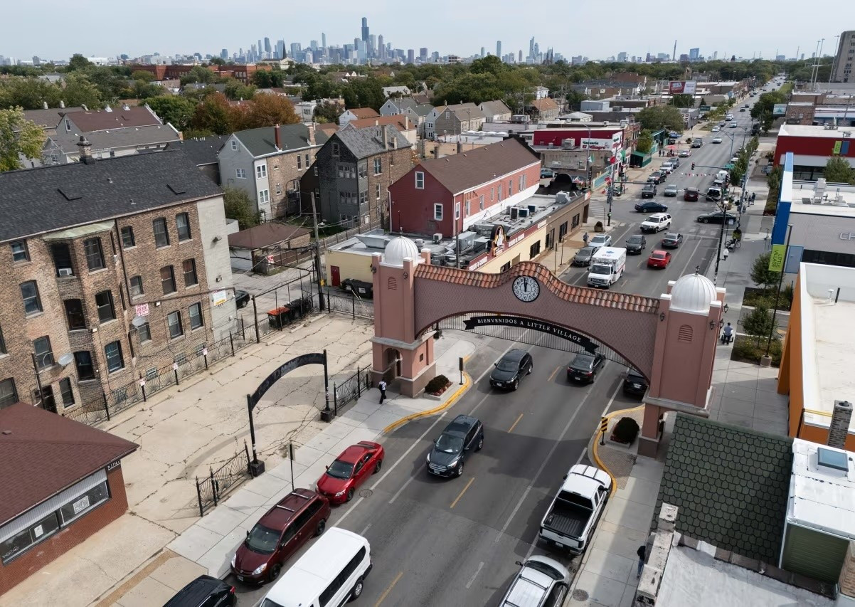 Cổng chào khu Little Village ở Chicago. Chiến dịch siết chặt nhập cư của chính quyền Donald Trump đã khiến nền kinh tế địa phương gần như “đóng băng”. gettyimages-2233925342.jpg