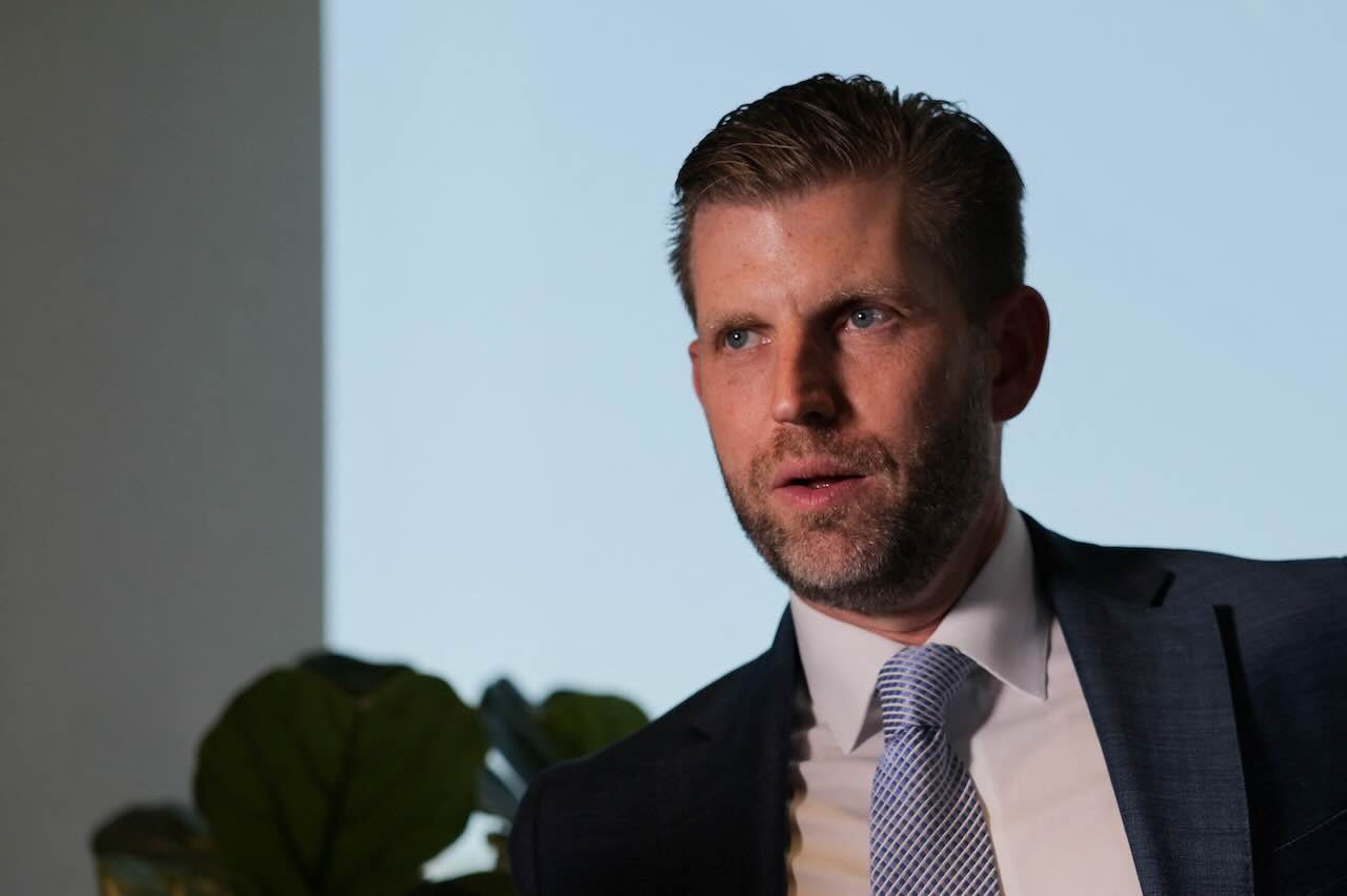 Doanh nhân Eric Trump đã kết hôn với chính trị gia Lara Yunaska vào năm 2014 và có hai con Eric "Luke" Jr. và Carolina Dorothy Trump igvgxikopbmpje2pbq6hsjnmp4-9778.jpg