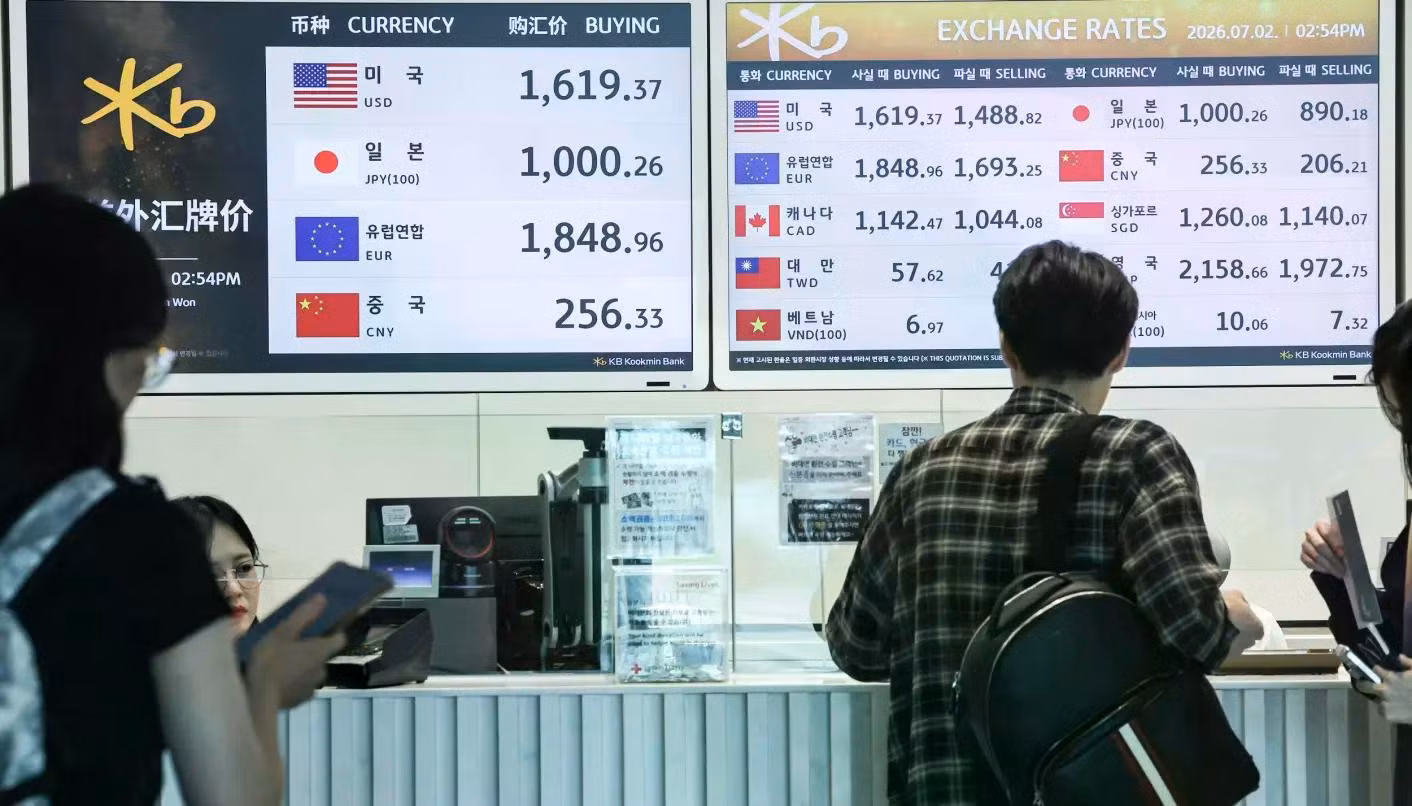 Du khách tại quầy đổi ngoại tệ ở Nhà ga số 2 của Sân bay Quốc tế Incheon vào ngày 2/7