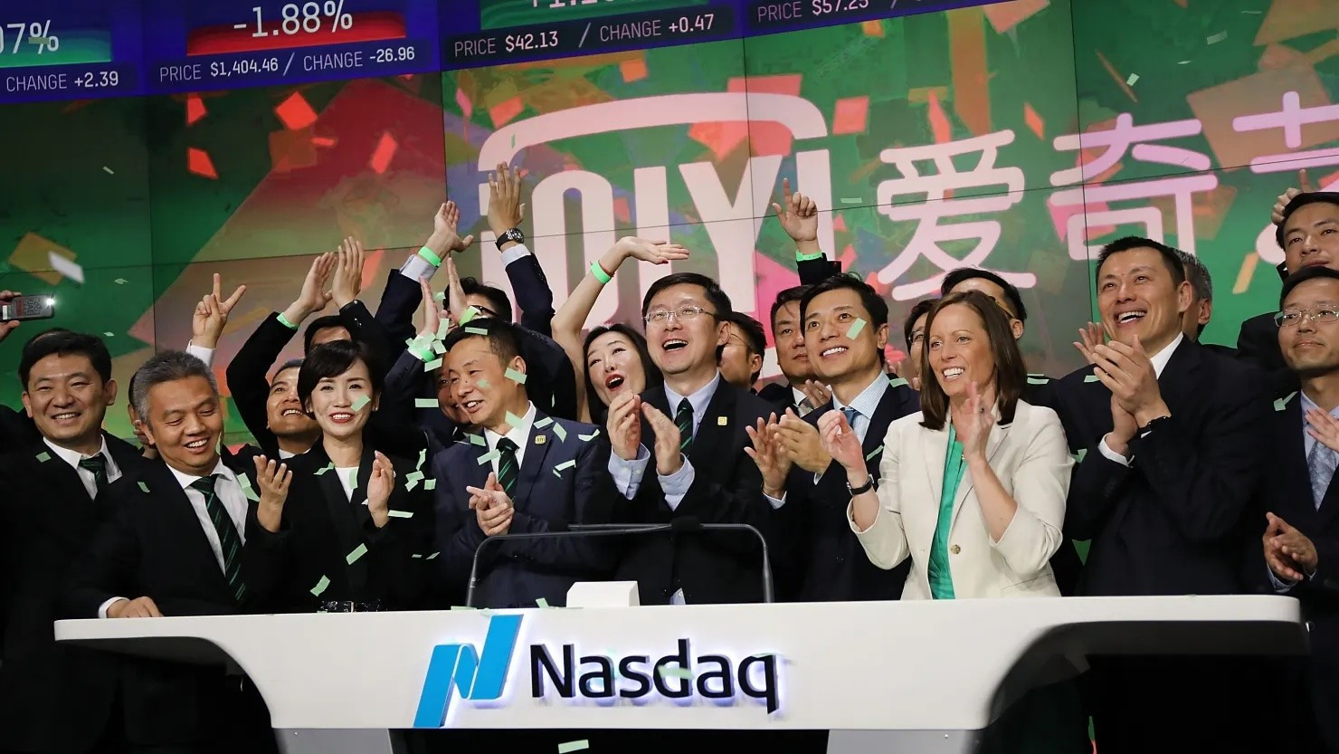 Nhà sáng lập của công ty công nghệ Trung Quốc iQiyi Yu Gong rung chuông khai mạc tại Nasdaq MarketSite 105899142-1557289318106gettyimages-939688716.jpg