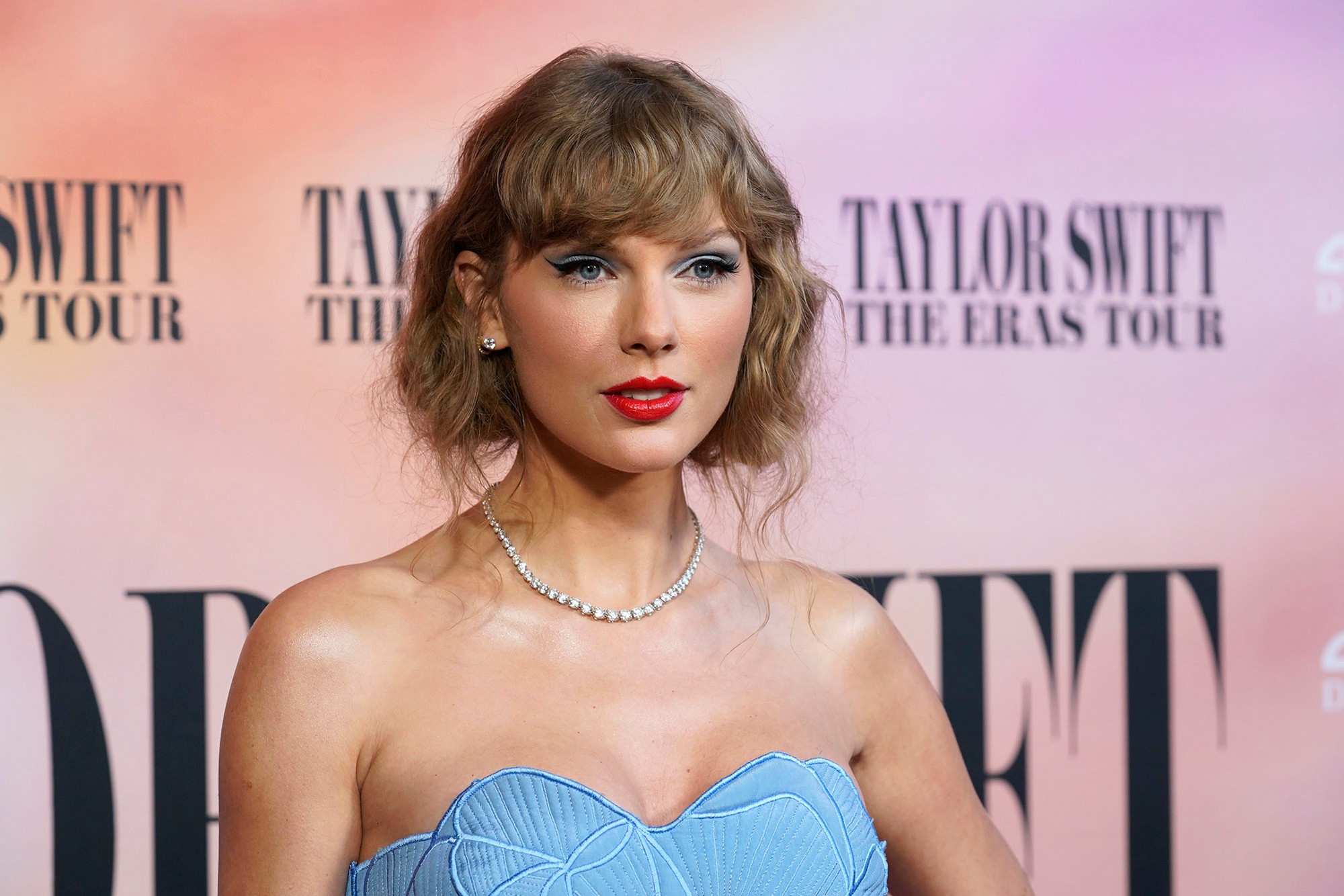 taylor-swift-mania-feat.jpg