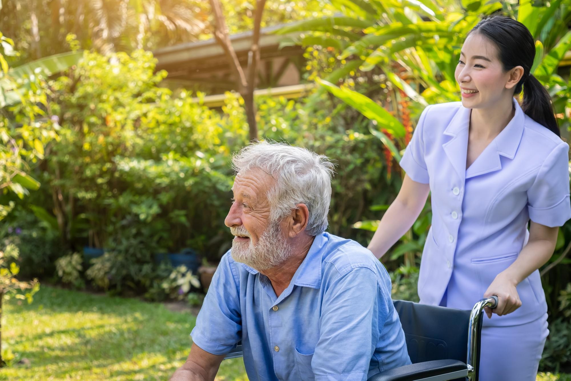 Châu Á bứt phá về du lịch y tế, Việt Nam nổi lên như “ngôi sao” mới medicial-tourism-asia-nurse-take-care-elderly-man-wheelchair-garden.jpg
