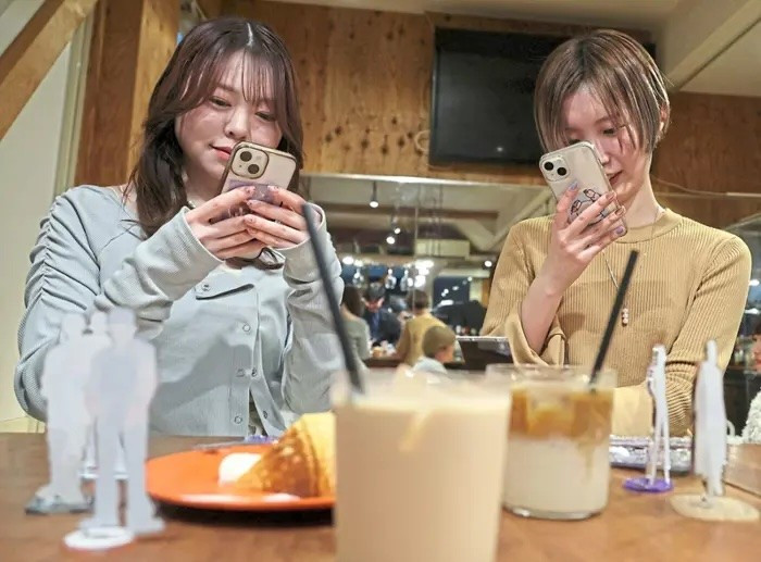 Momoka Matsui và Saki Matsumoto thường xuyên đến chụp ảnh tại quán cafe After All Coffee ở Tokyo, nơi ban nhạc nam mà Matsui hâm mộ từng ghé thăm 3247820.jpg