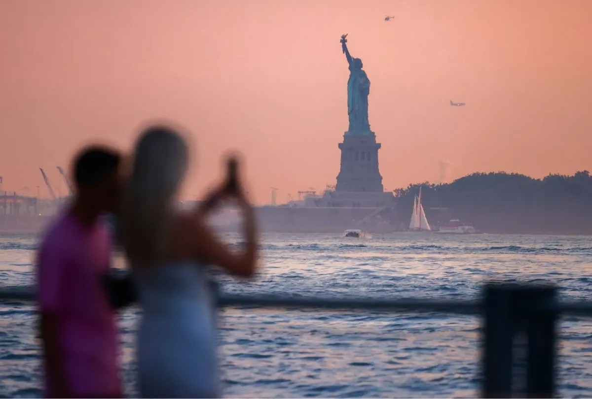tourists-statue-of-liberty-2160633585.jpg