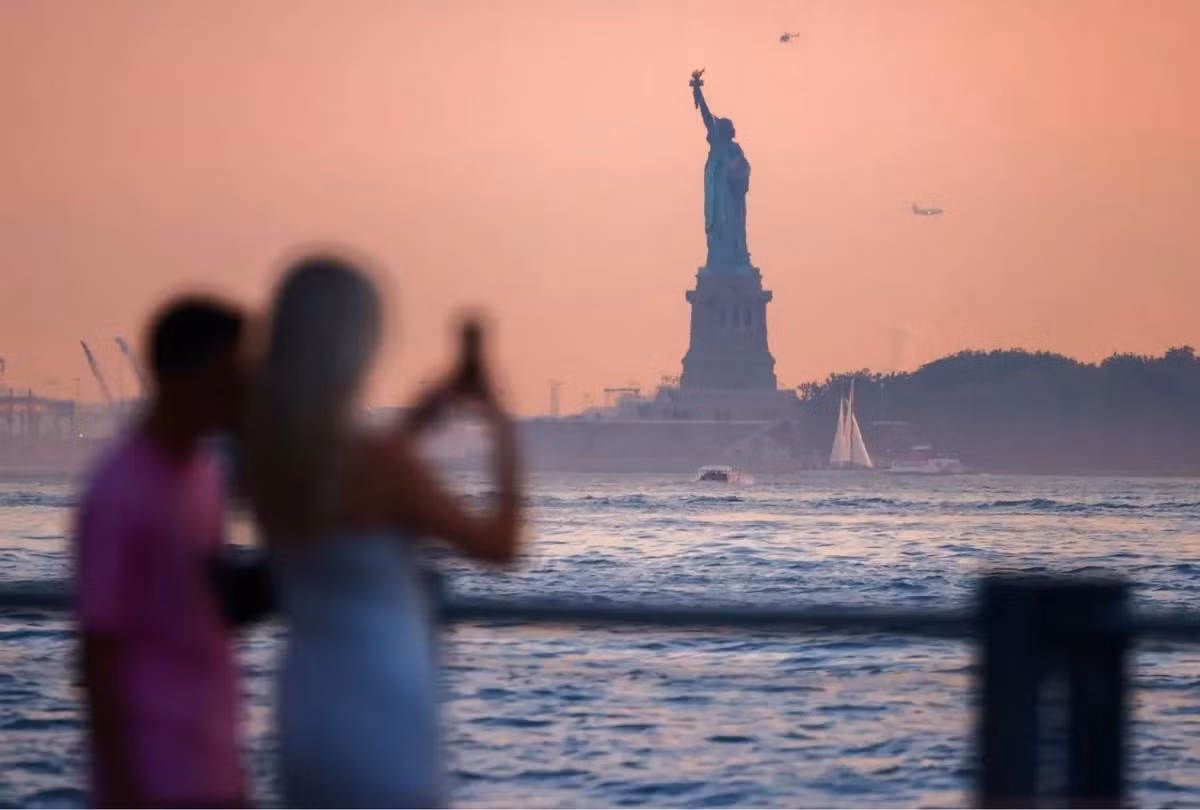 tourists-statue-of-liberty-2160633585.jpg